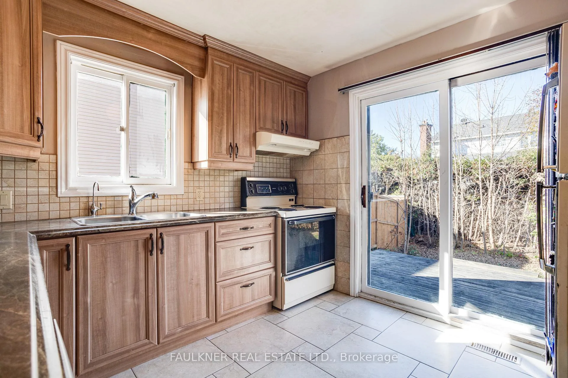 Photo 14 of 1807 Brousseau Crescent, Ottawa, Chateauneuf — HOMEH