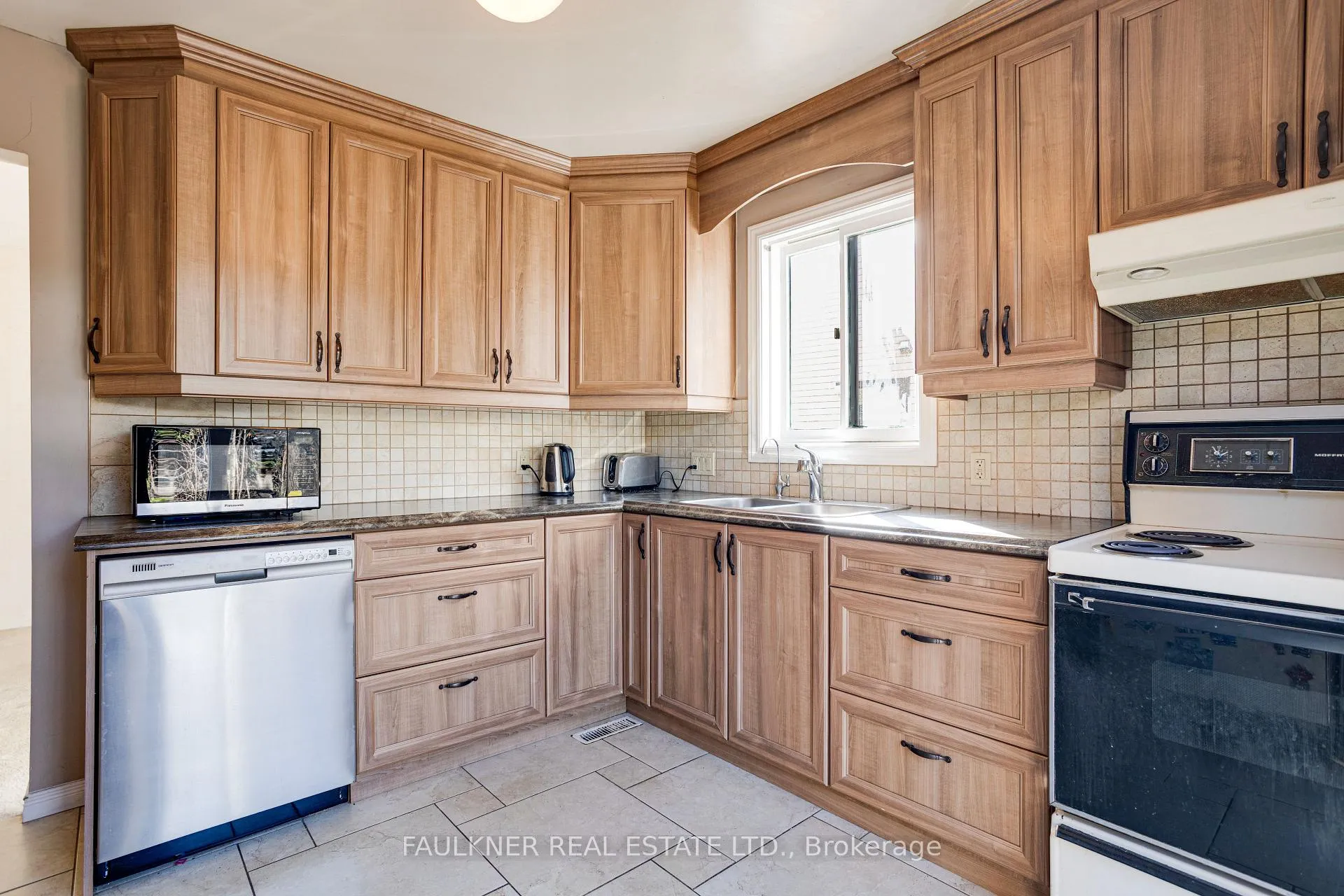 Photo 15 of 1807 Brousseau Crescent, Ottawa, Chateauneuf — HOMEH