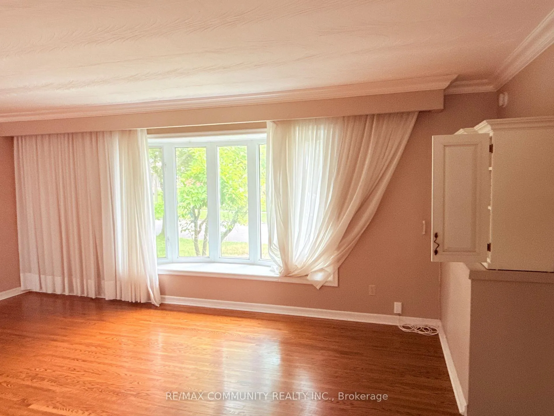 Photo 4 of 157 Labrador Drive, Oshawa, Donevan — HOMEH