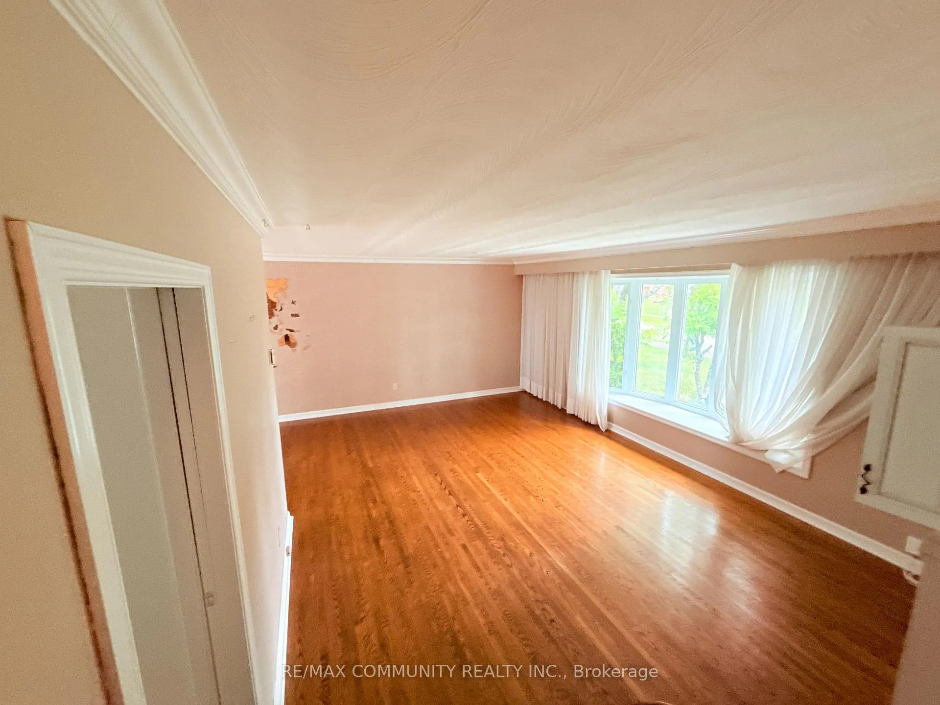 Photo 5 of 157 Labrador Drive, Oshawa, Donevan — HOMEH