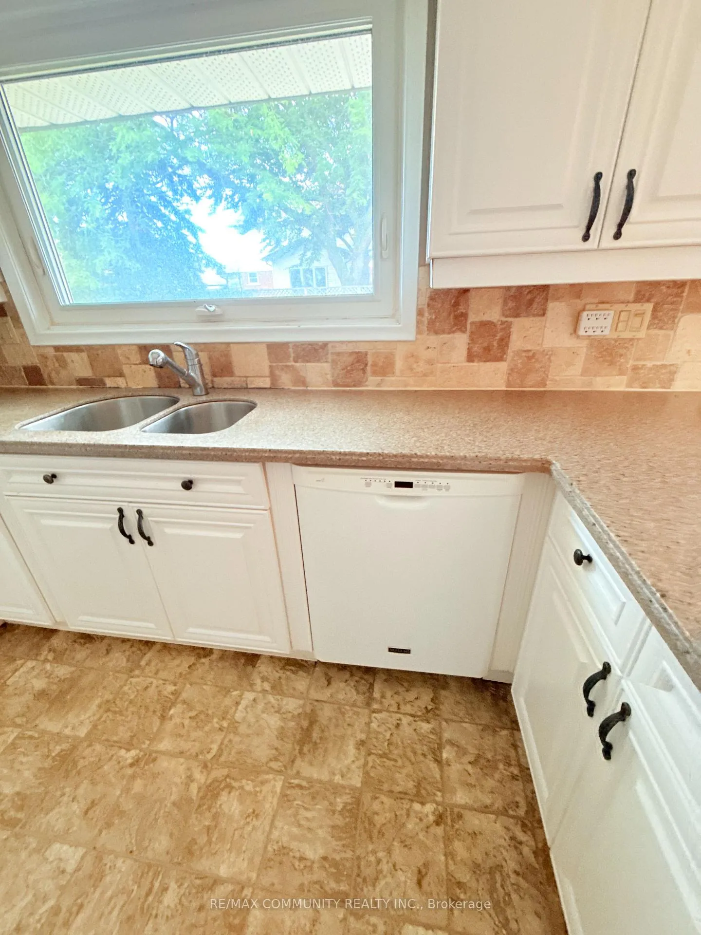 Photo 8 of 157 Labrador Drive, Oshawa, Donevan — HOMEH