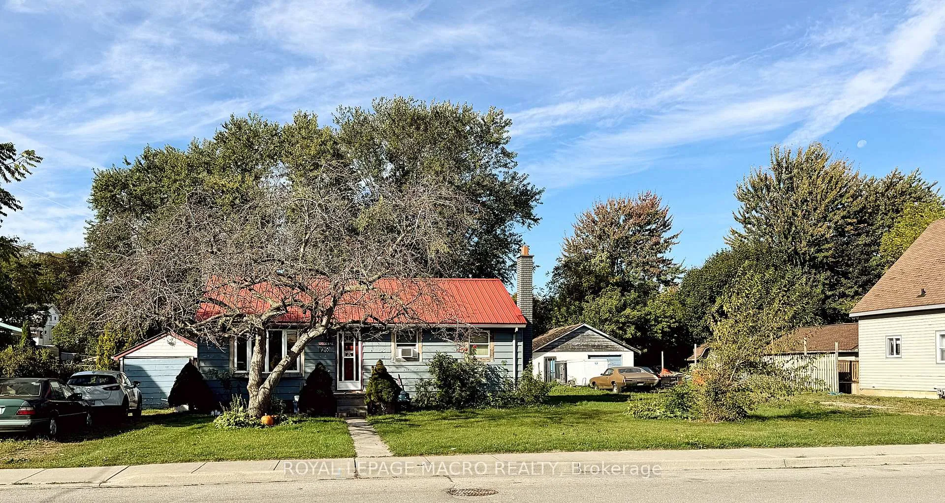 Front of 128 Metcalfe Street S