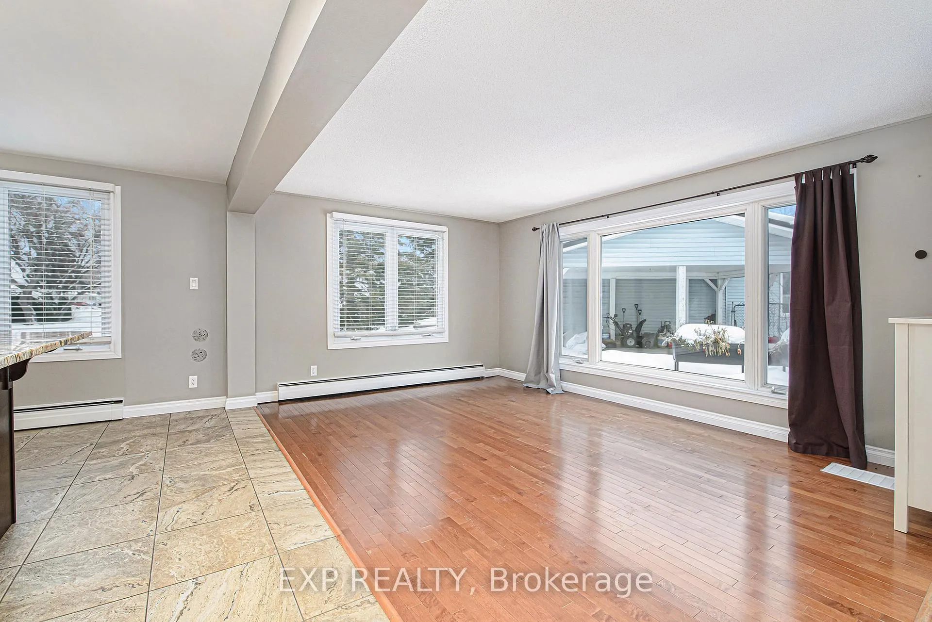 Photo 4 of 1513 Queenswood Crescent, Ottawa, Bilberry Creek/Queenswood Heights — HOMEH