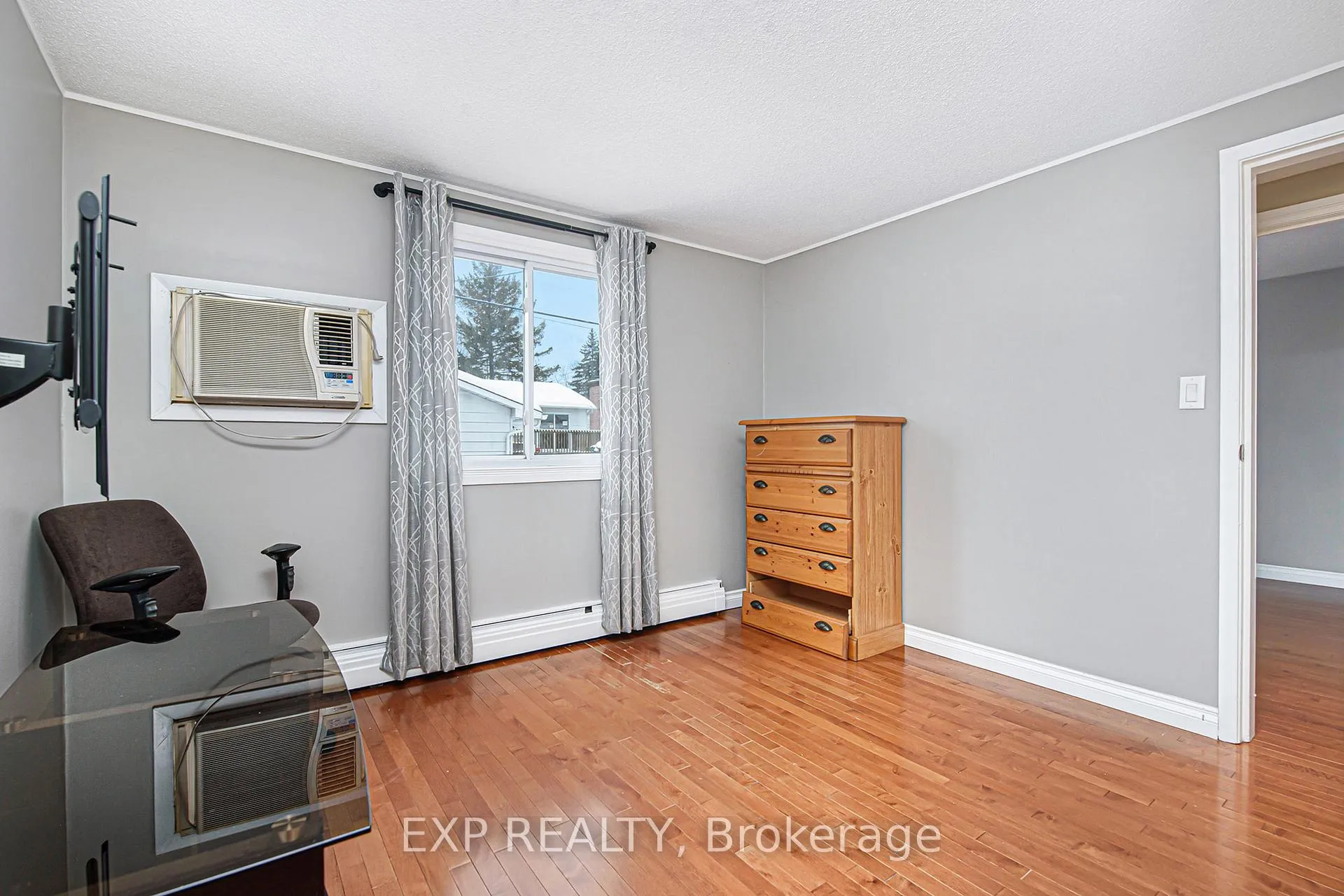 Photo 13 of 1513 Queenswood Crescent, Ottawa, Bilberry Creek/Queenswood Heights — HOMEH