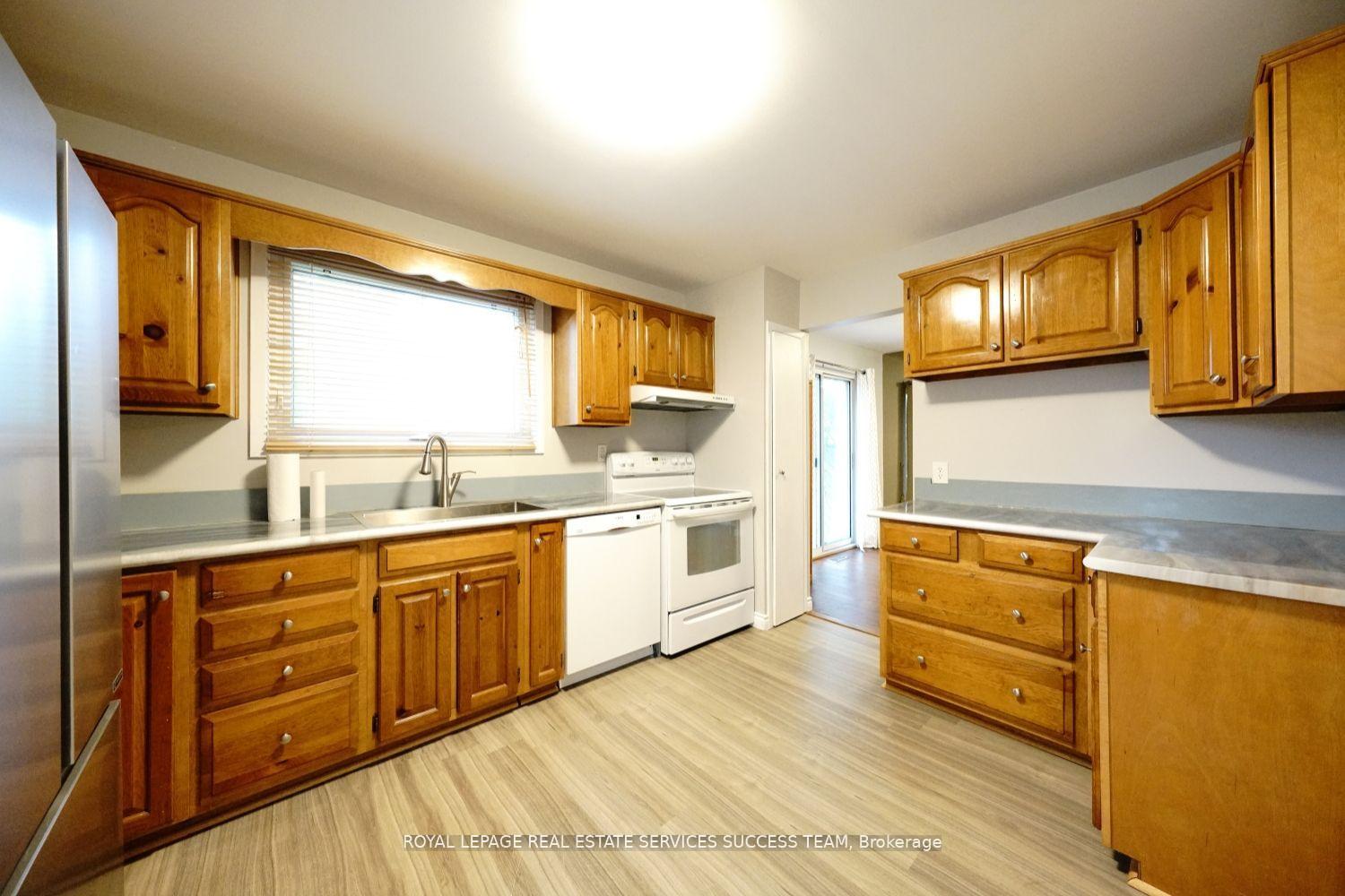 Photo 12 of 1355 Odessa Crescent, Oakville, College Park — HOMEH