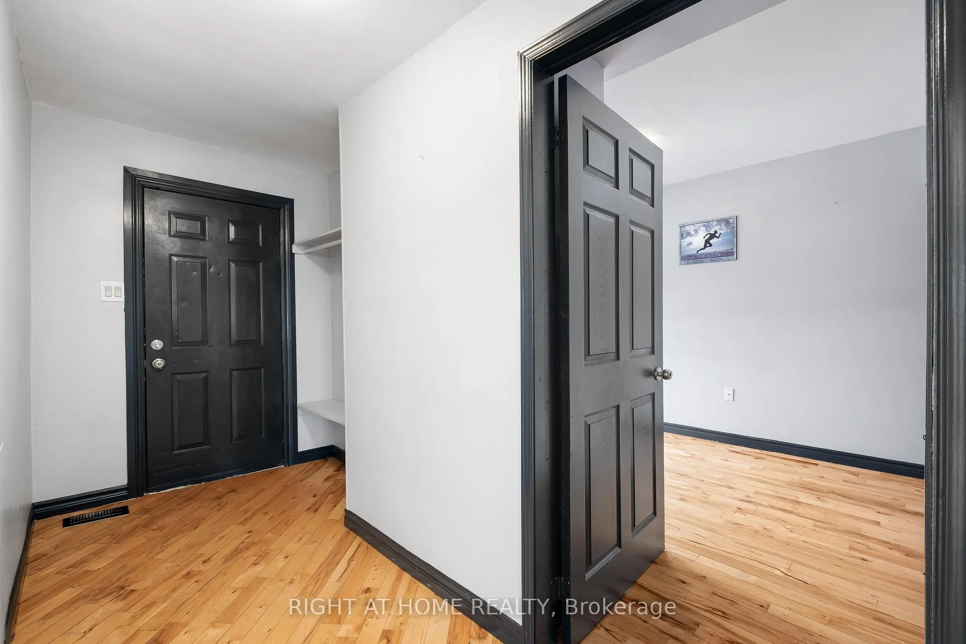 Photo 4 of 7813 Mulhern Street, Niagara Falls, Ascot — HOMEH