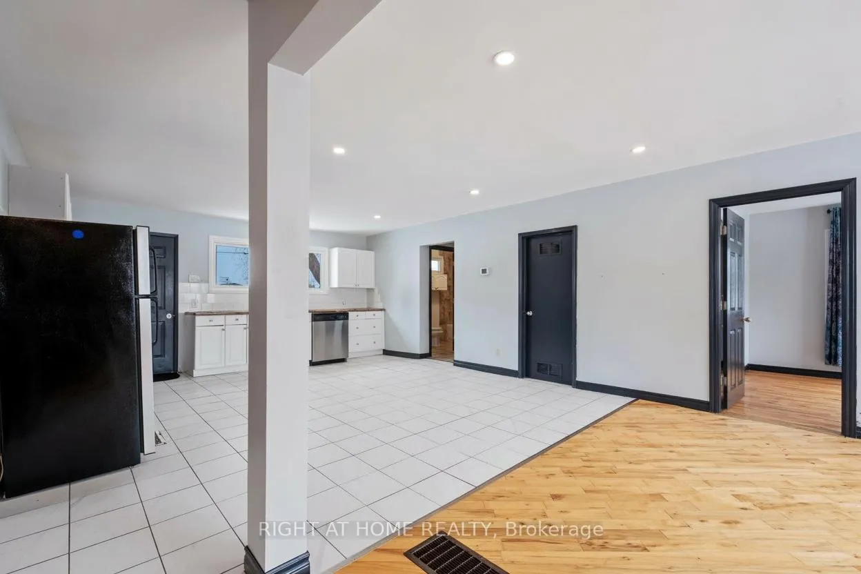Photo 5 of 7813 Mulhern Street, Niagara Falls, Ascot — HOMEH