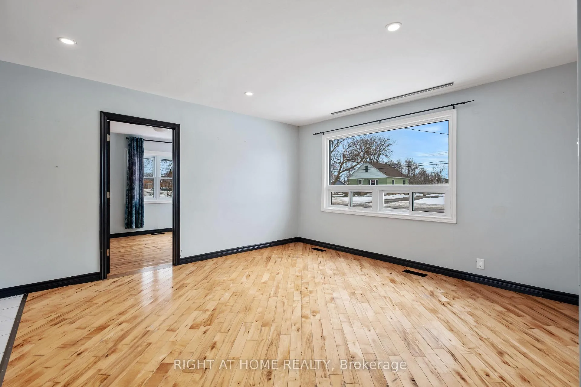 Photo 6 of 7813 Mulhern Street, Niagara Falls, Ascot — HOMEH
