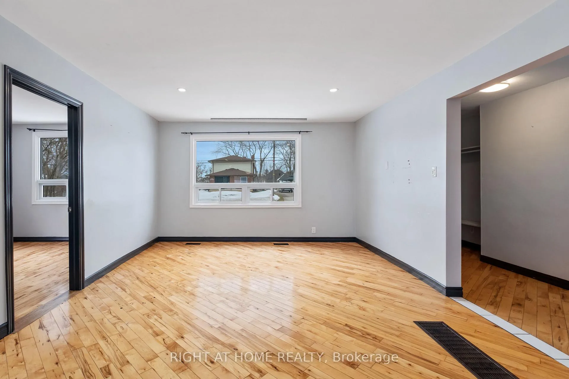 Photo 8 of 7813 Mulhern Street, Niagara Falls, Ascot — HOMEH