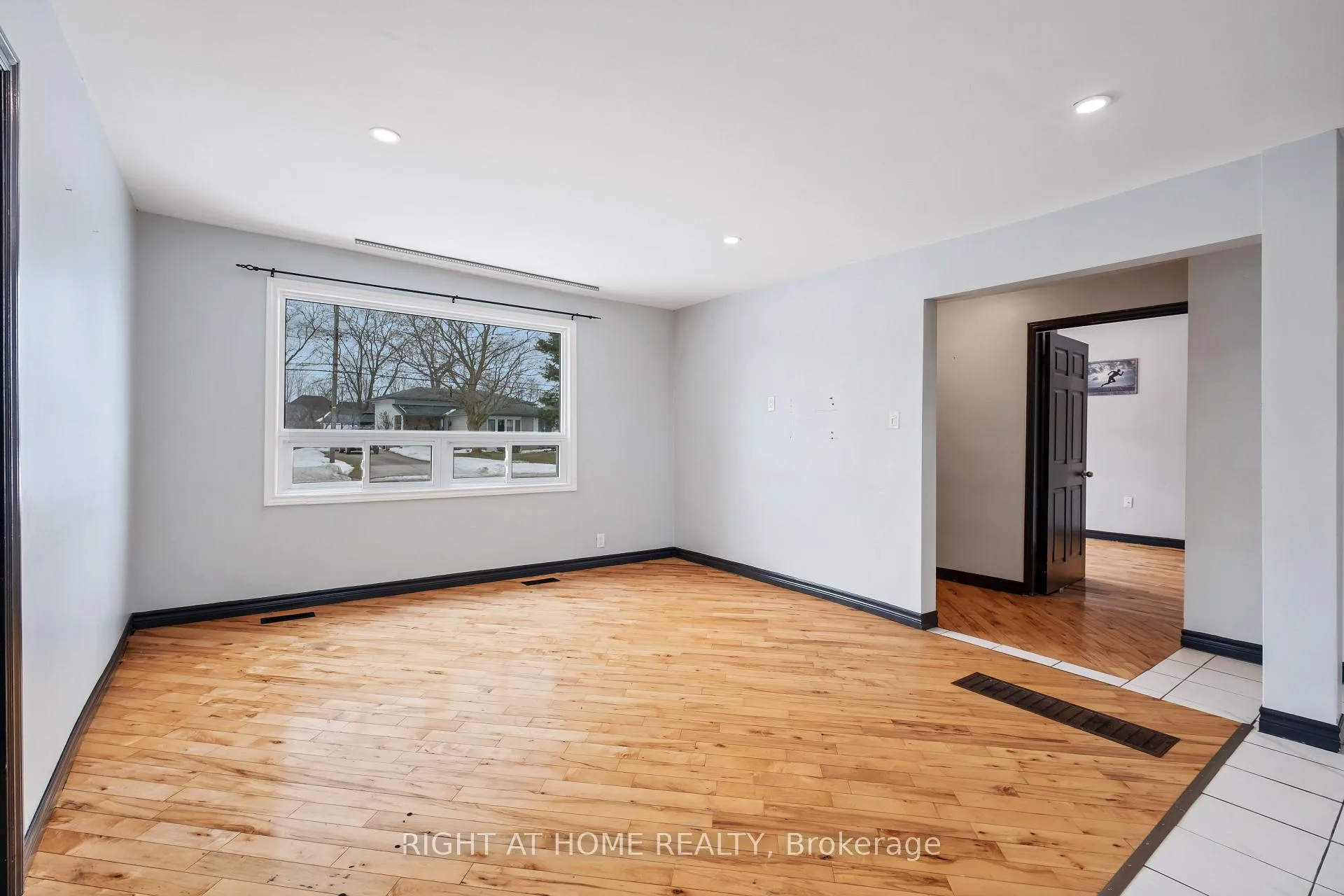 Photo 9 of 7813 Mulhern Street, Niagara Falls, Ascot — HOMEH