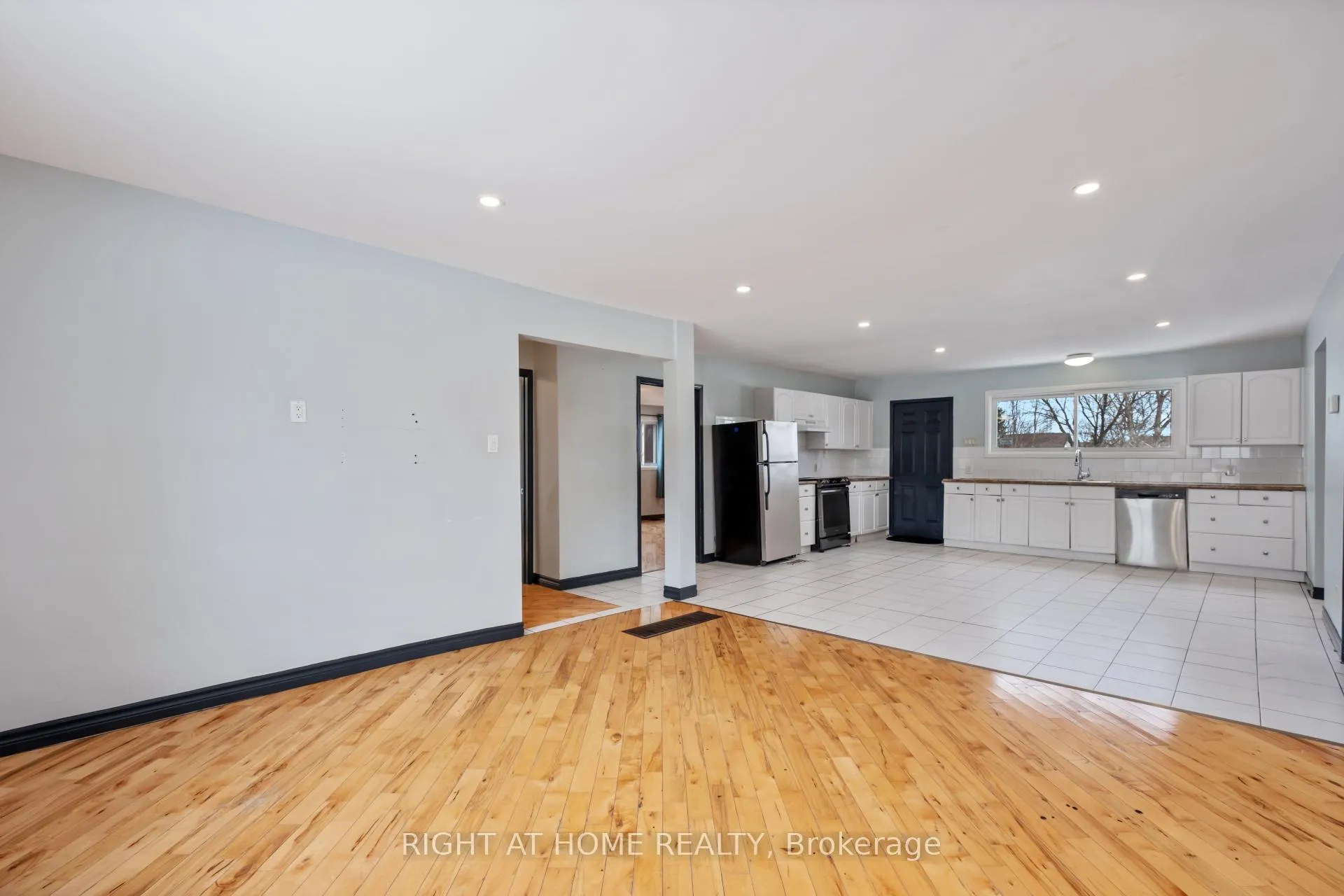 Photo 10 of 7813 Mulhern Street, Niagara Falls, Ascot — HOMEH