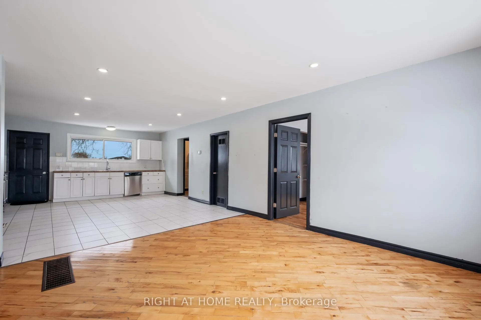 Photo 11 of 7813 Mulhern Street, Niagara Falls, Ascot — HOMEH