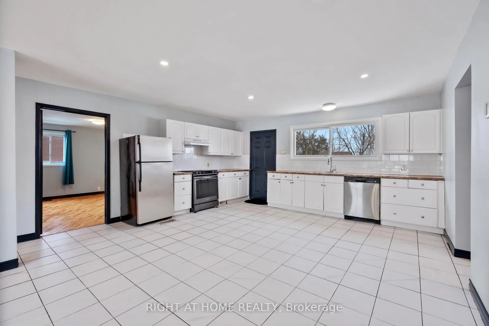 Photo 12 of 7813 Mulhern Street, Niagara Falls, Ascot — HOMEH