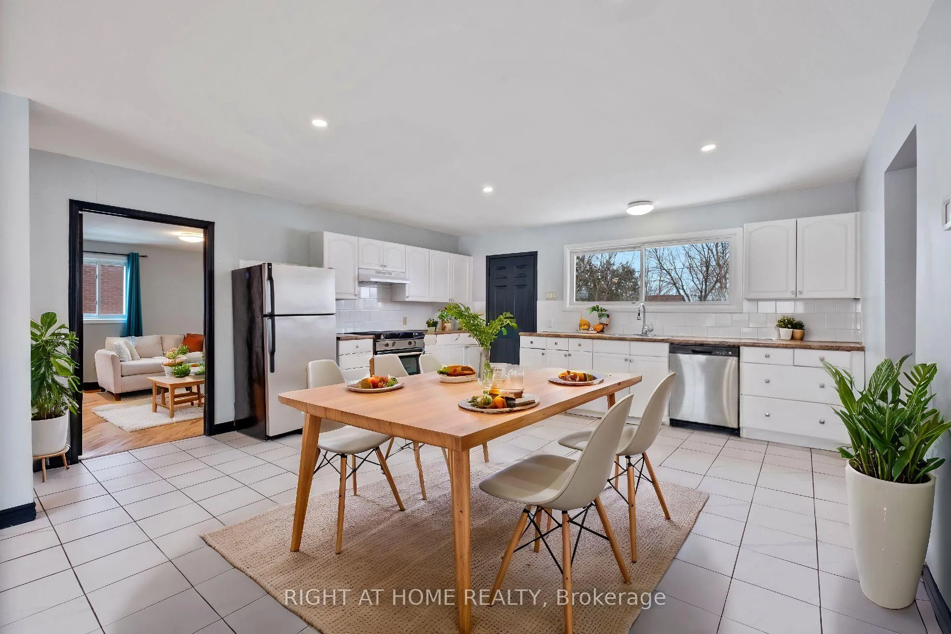 Photo 13 of 7813 Mulhern Street, Niagara Falls, Ascot — HOMEH