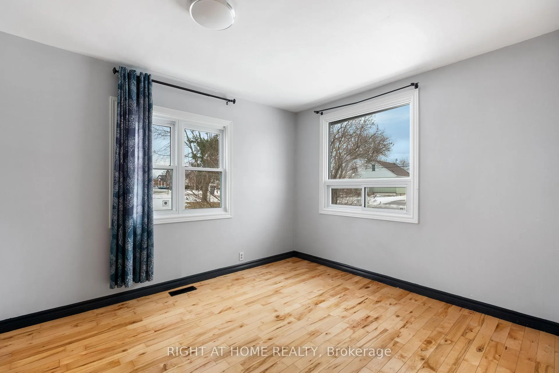 Photo 24 of 7813 Mulhern Street, Niagara Falls, Ascot — HOMEH