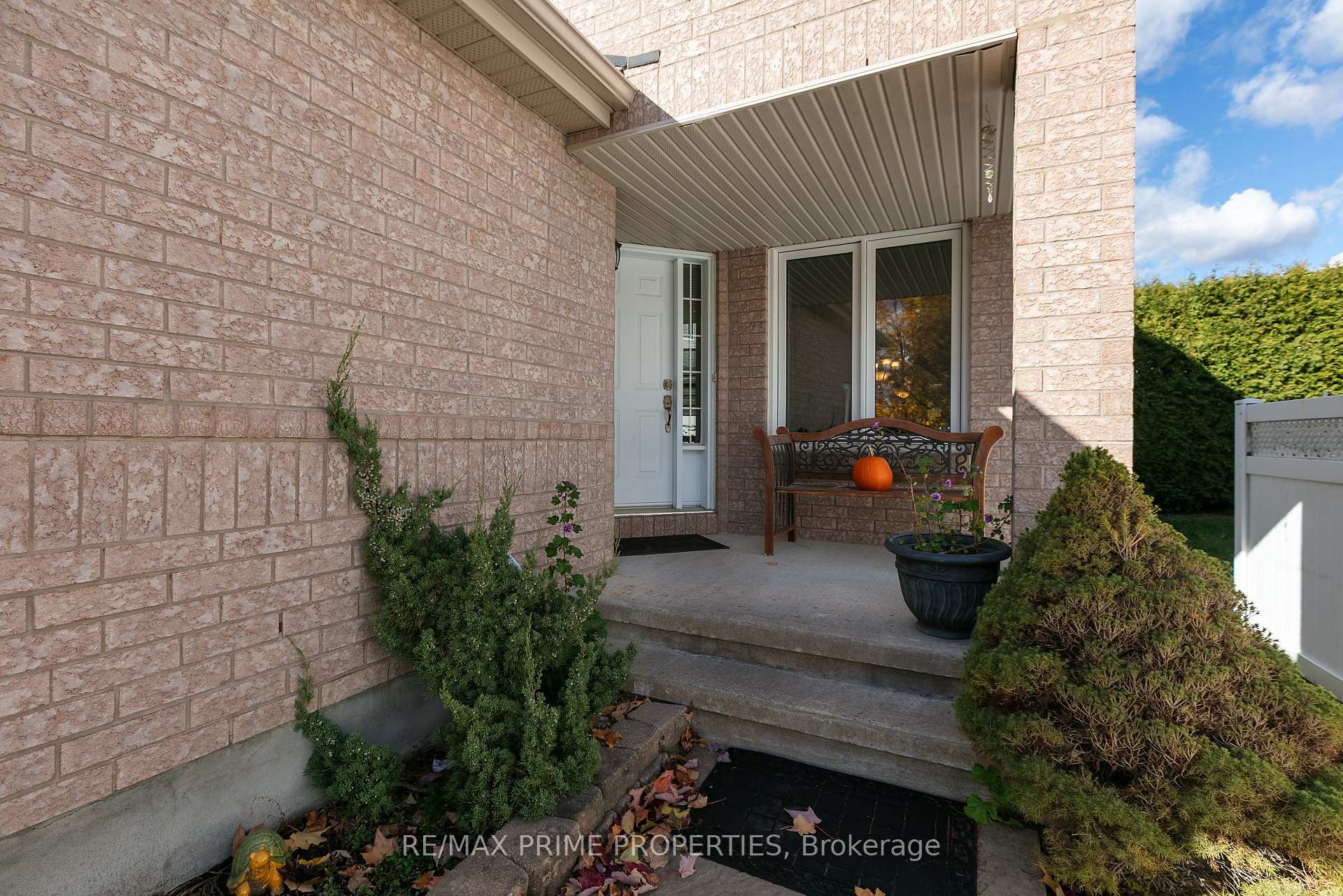 Photo 3 of 1545 Senateurs Way, Ottawa, Fallingbrook/Pineridge — HOMEH
