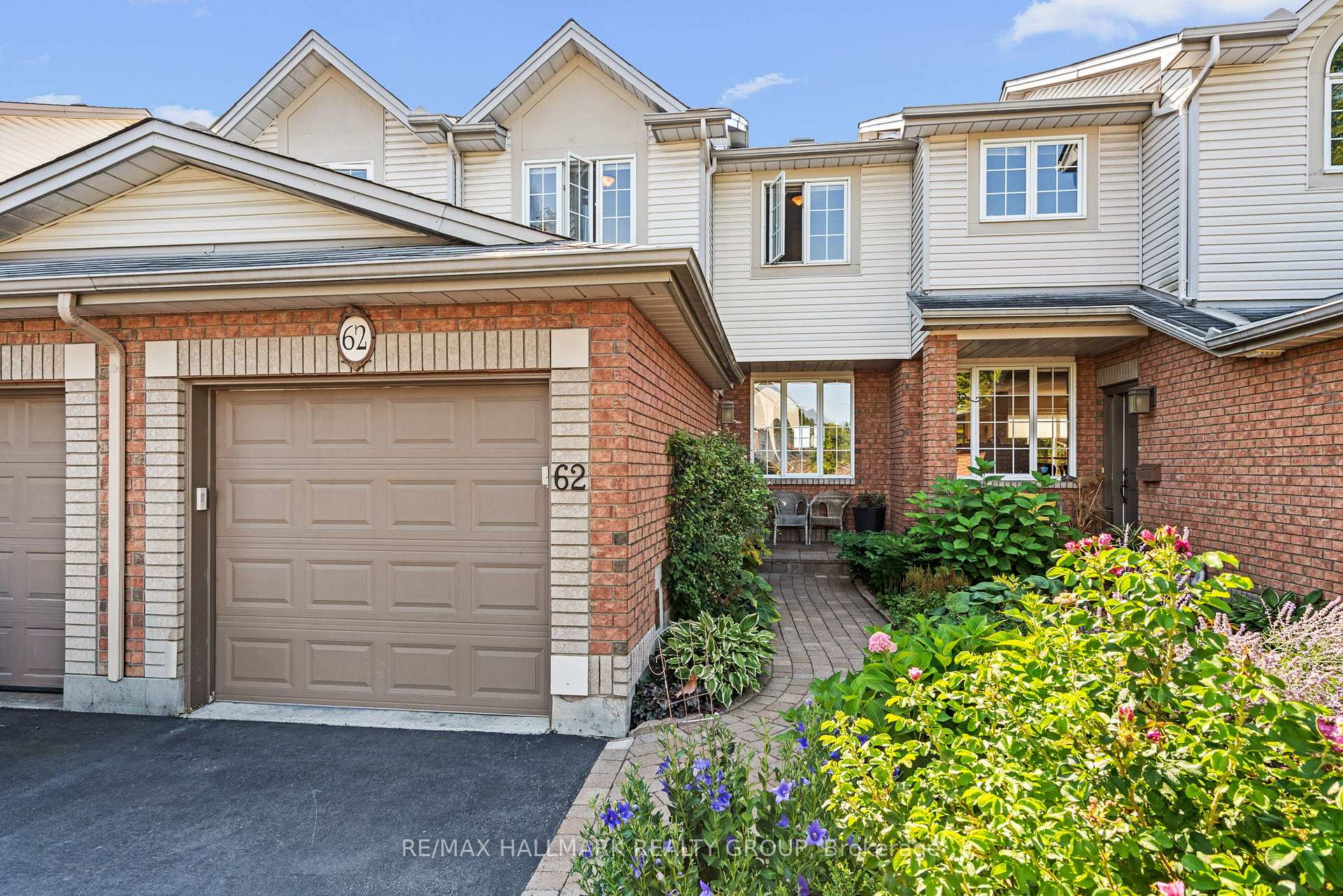Photo 2 of 62 College Circle, Ottawa, Castle Heights — HOMEH