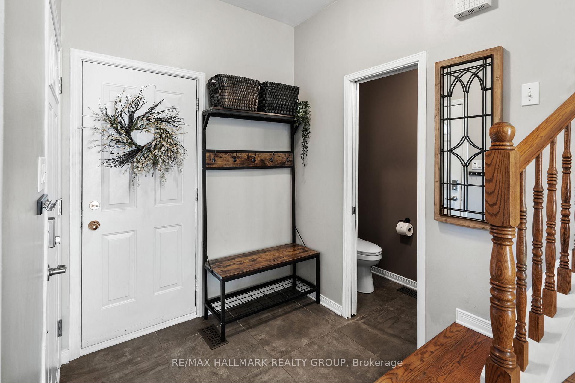 Photo 5 of 62 College Circle, Ottawa, Castle Heights — HOMEH