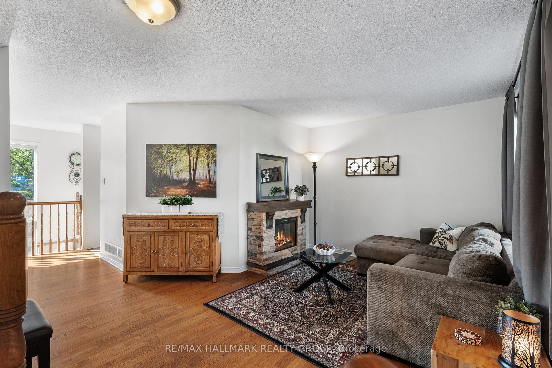 Photo 7 of 62 College Circle, Ottawa, Castle Heights — HOMEH