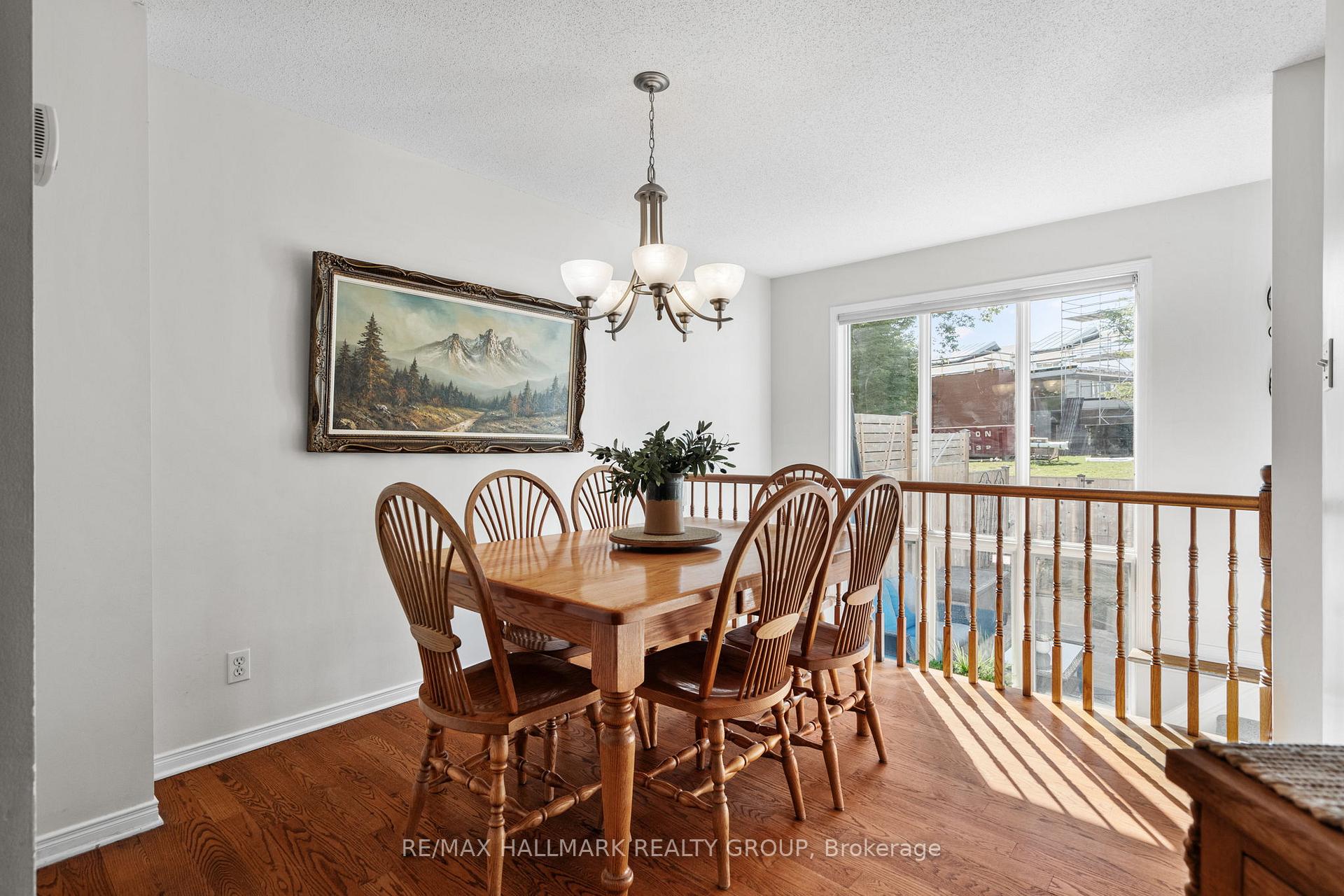 Photo 9 of 62 College Circle, Ottawa, Castle Heights — HOMEH