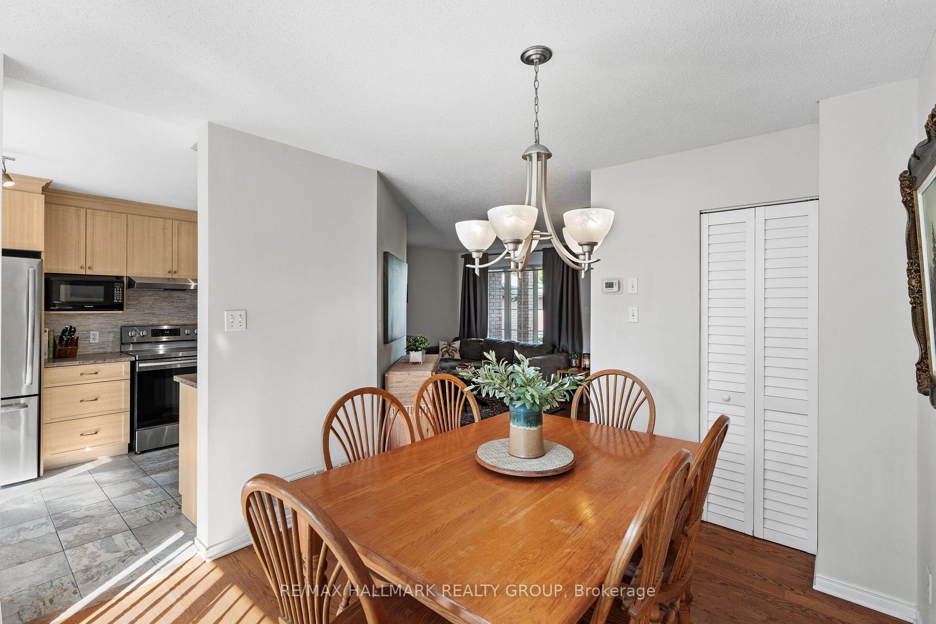 Photo 10 of 62 College Circle, Ottawa, Castle Heights — HOMEH