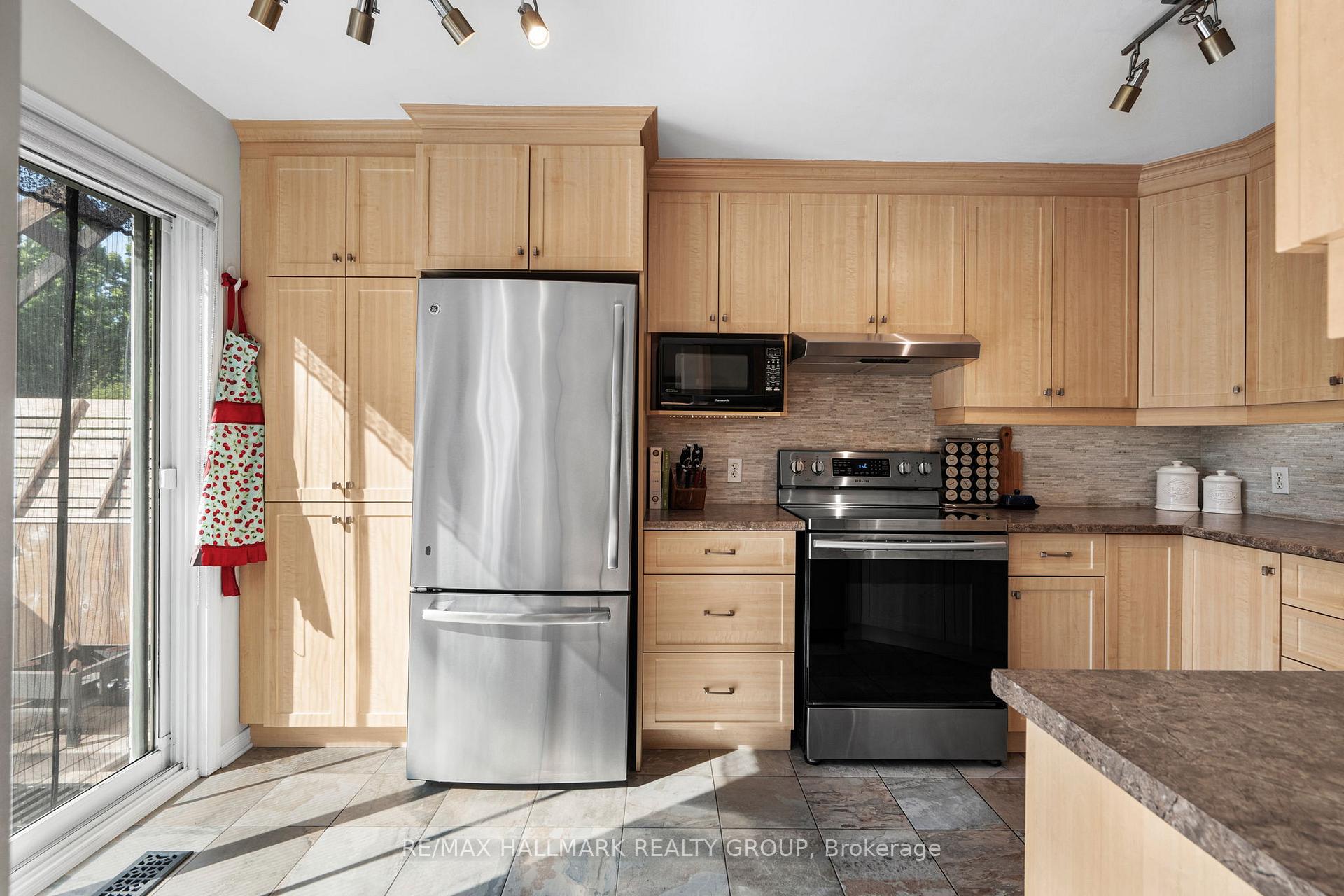 Photo 12 of 62 College Circle, Ottawa, Castle Heights — HOMEH