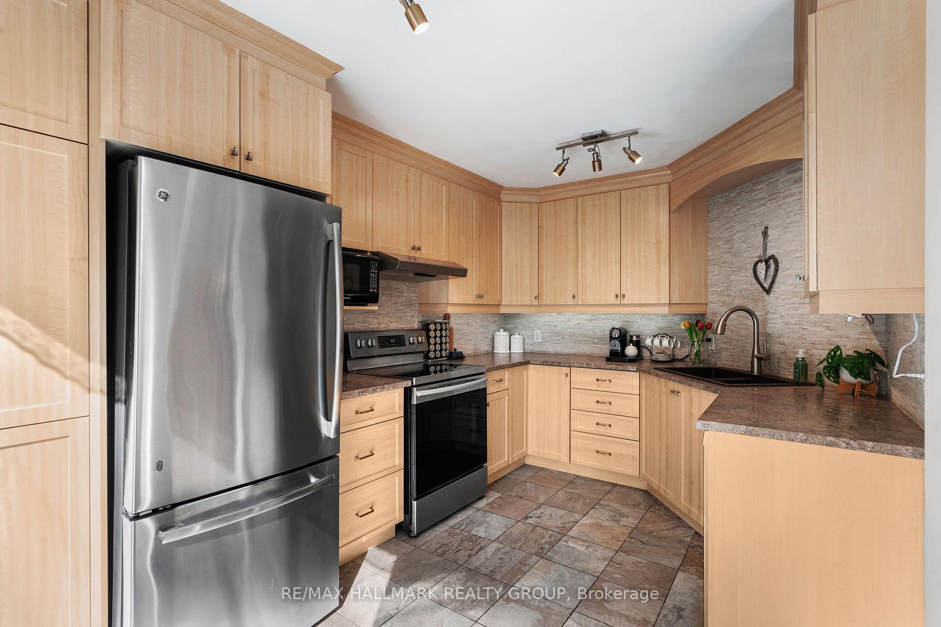 Photo 13 of 62 College Circle, Ottawa, Castle Heights — HOMEH