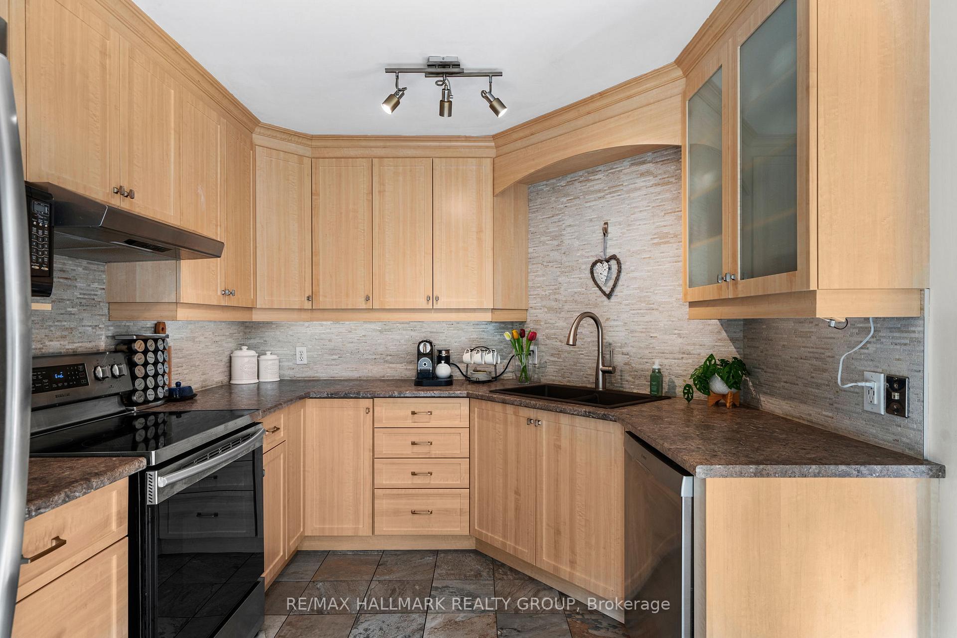Photo 14 of 62 College Circle, Ottawa, Castle Heights — HOMEH