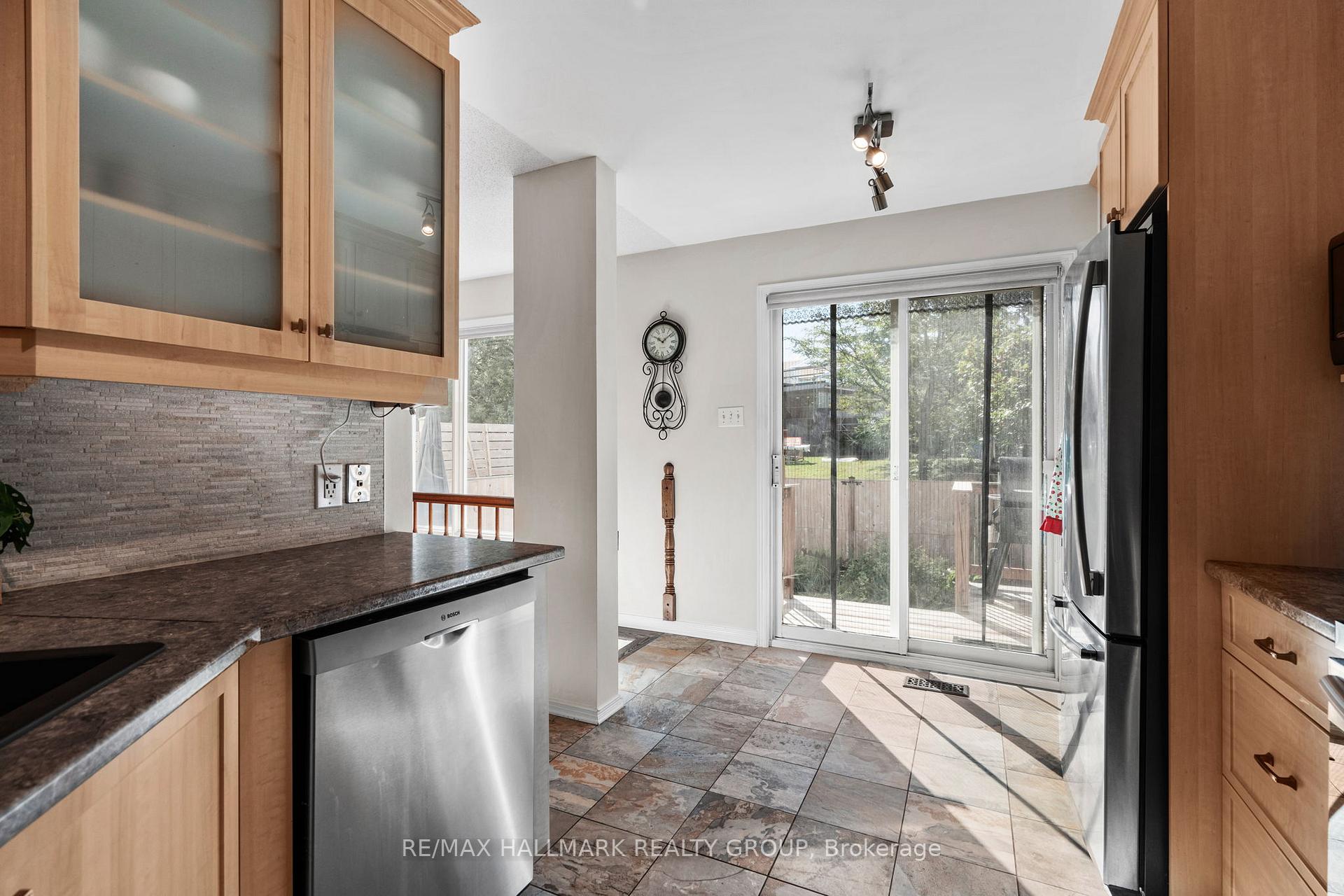 Photo 15 of 62 College Circle, Ottawa, Castle Heights — HOMEH
