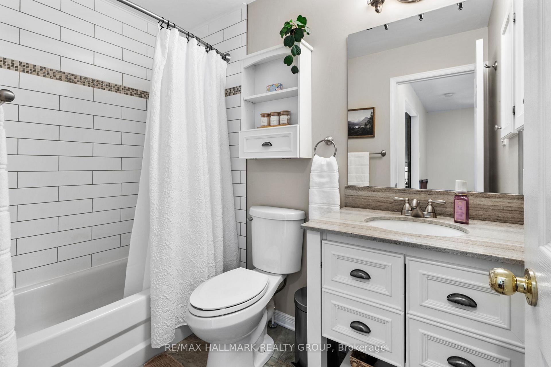Photo 24 of 62 College Circle, Ottawa, Castle Heights — HOMEH