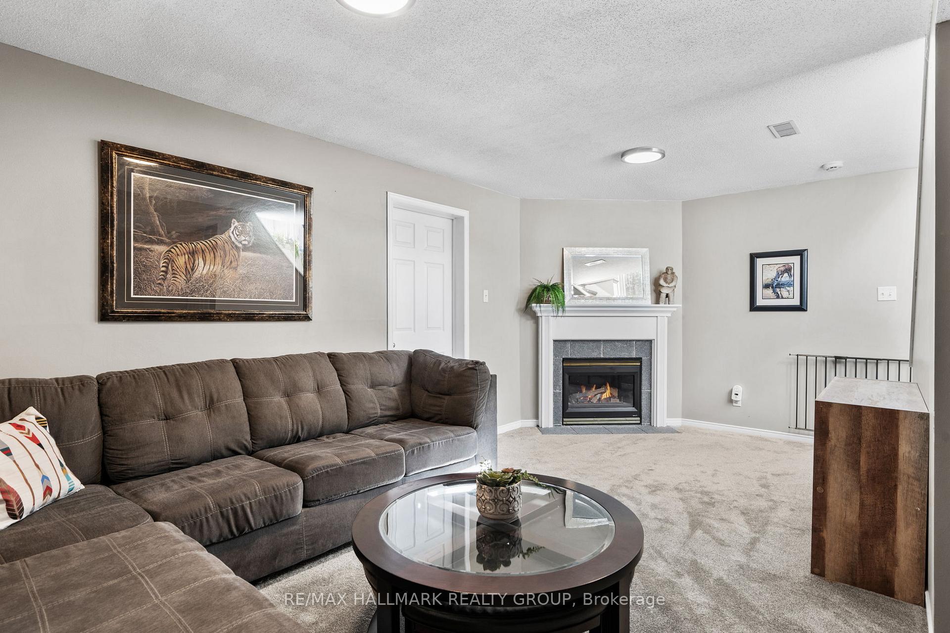 Photo 25 of 62 College Circle, Ottawa, Castle Heights — HOMEH