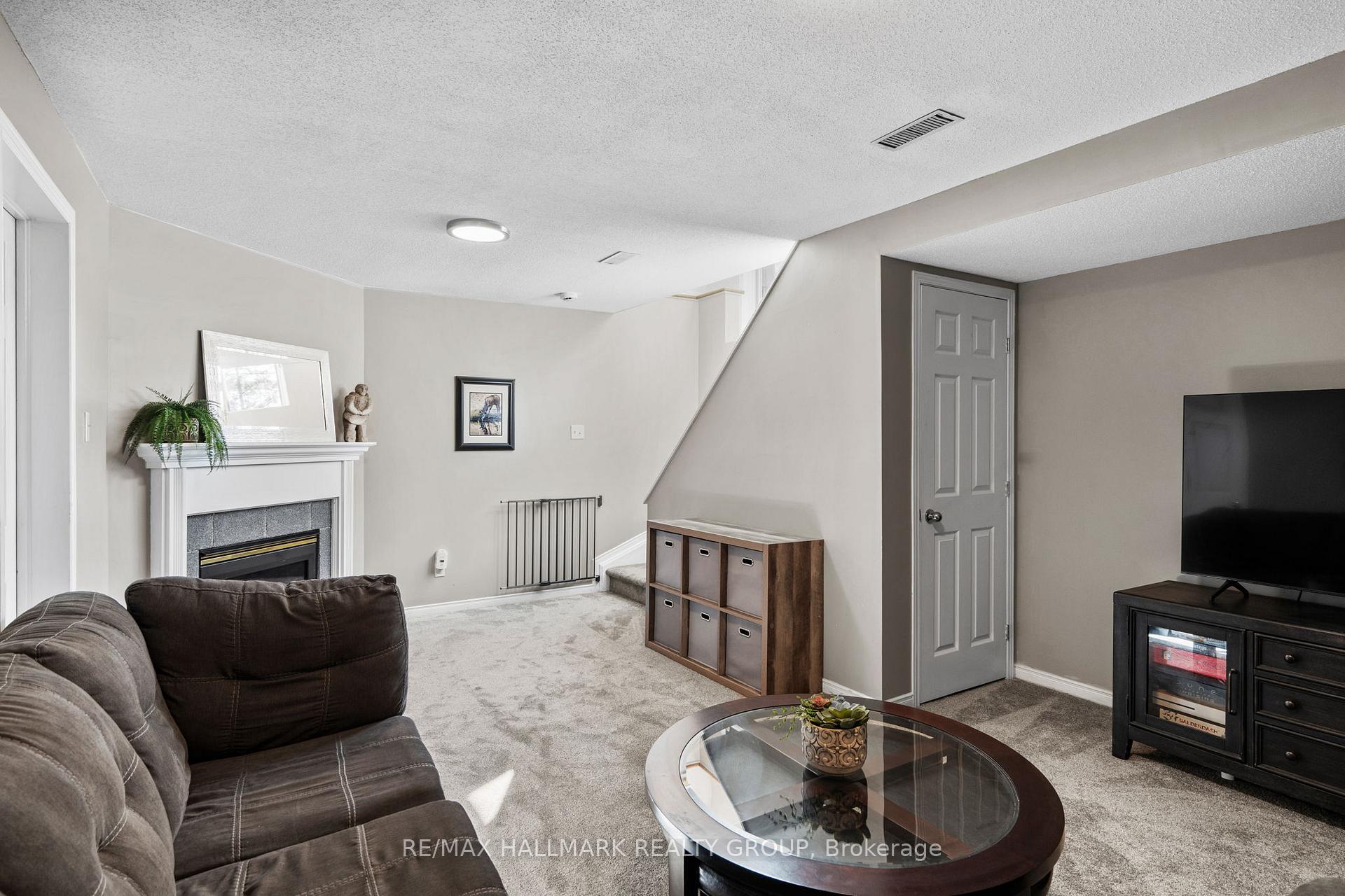 Photo 26 of 62 College Circle, Ottawa, Castle Heights — HOMEH