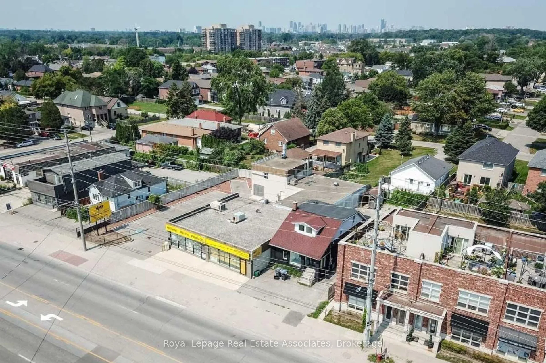 Front of 881 Lakeshore Road E