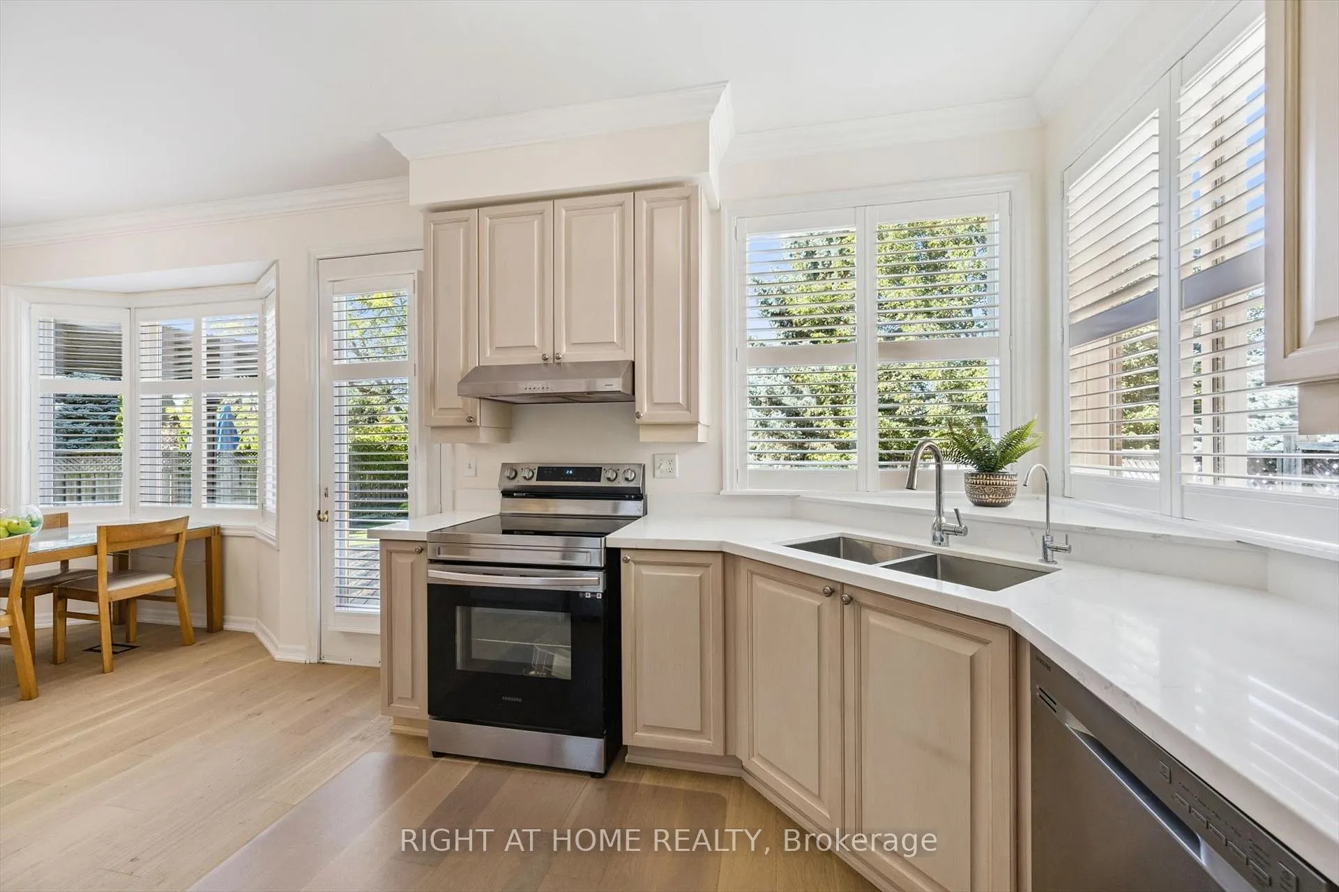 Photo 13 of 1413 Pinecliff Road, Oakville, West Oak Trails — HOMEH