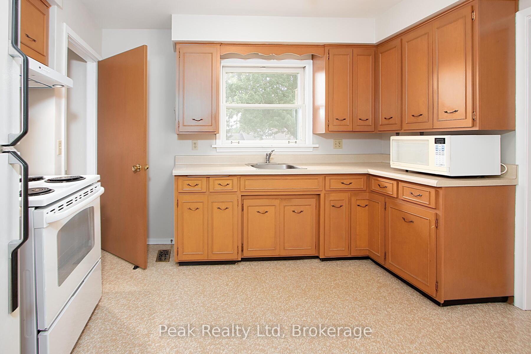 Photo 11 of 670 Davidson Avenue N, North Perth, Listowel — HOMEH