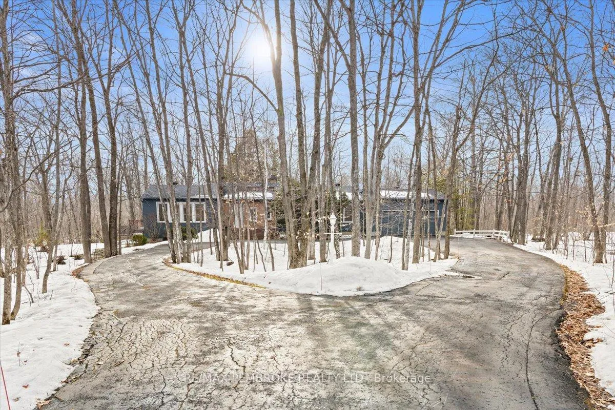 Photo 3 of 1235 Millburn Crescent, Ottawa, Cumberland Ridge — HOMEH