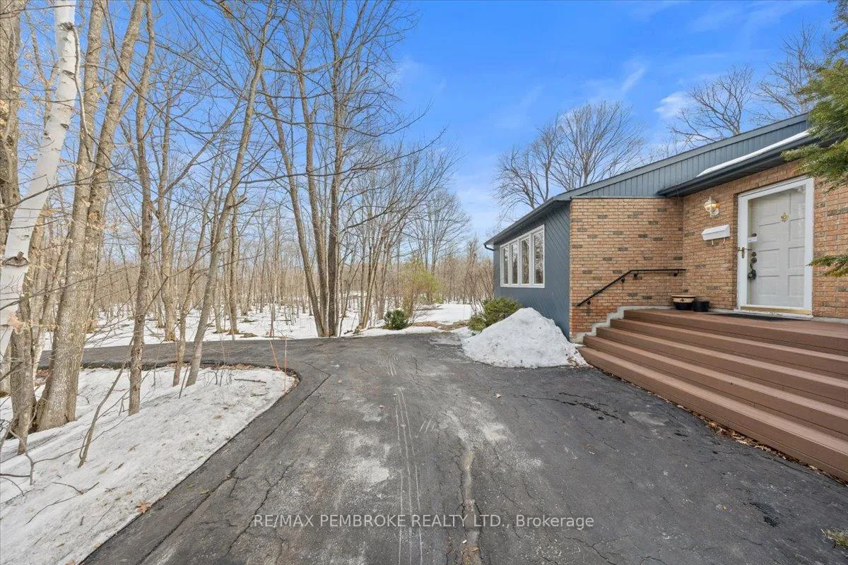 Photo 4 of 1235 Millburn Crescent, Ottawa, Cumberland Ridge — HOMEH