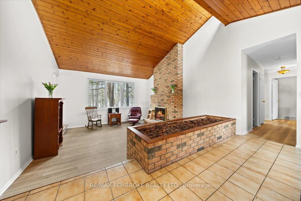 Photo 6 of 1235 Millburn Crescent, Ottawa, Cumberland Ridge — HOMEH