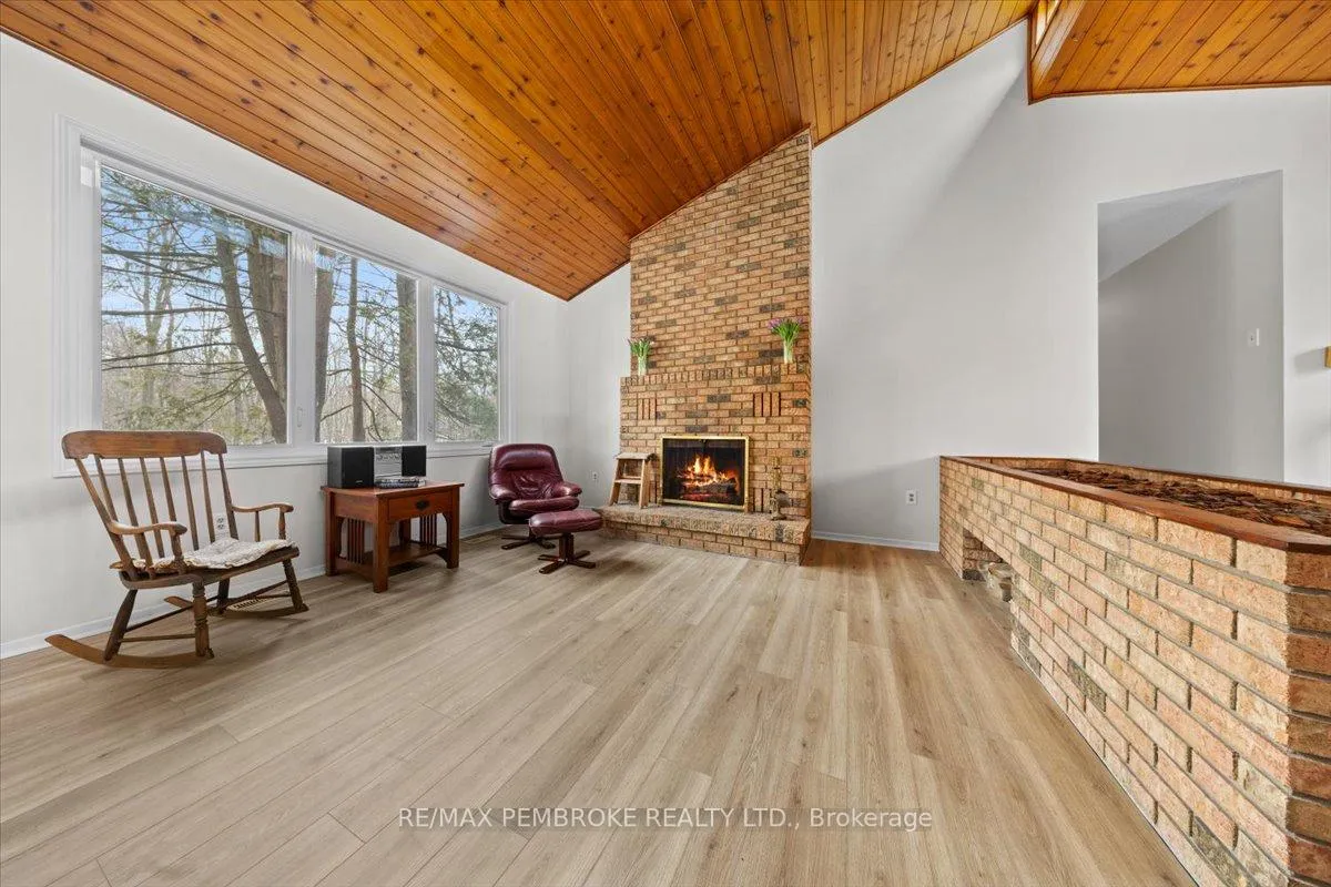 Photo 7 of 1235 Millburn Crescent, Ottawa, Cumberland Ridge — HOMEH