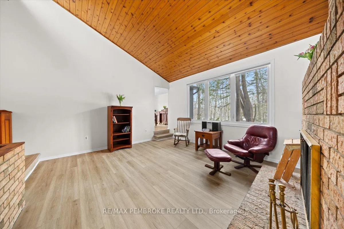 Photo 8 of 1235 Millburn Crescent, Ottawa, Cumberland Ridge — HOMEH