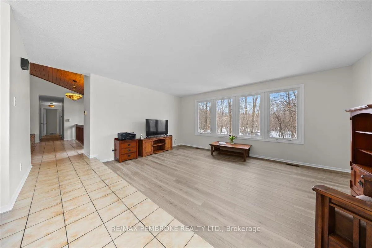 Photo 9 of 1235 Millburn Crescent, Ottawa, Cumberland Ridge — HOMEH