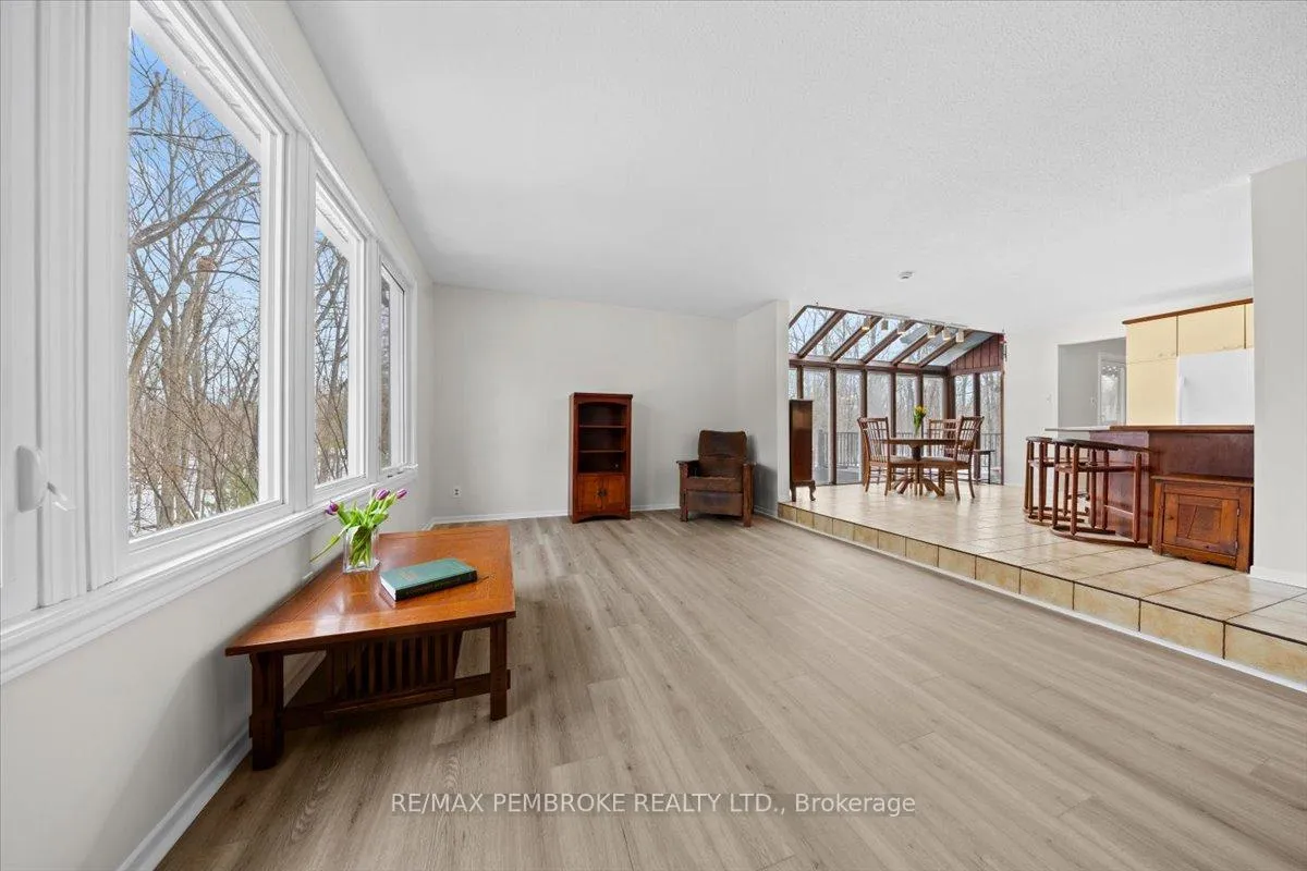 Photo 10 of 1235 Millburn Crescent, Ottawa, Cumberland Ridge — HOMEH