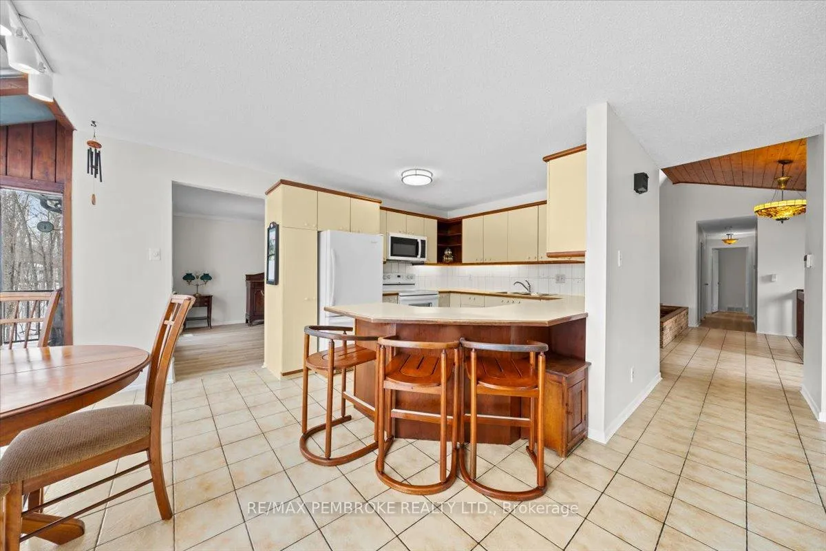 Photo 13 of 1235 Millburn Crescent, Ottawa, Cumberland Ridge — HOMEH