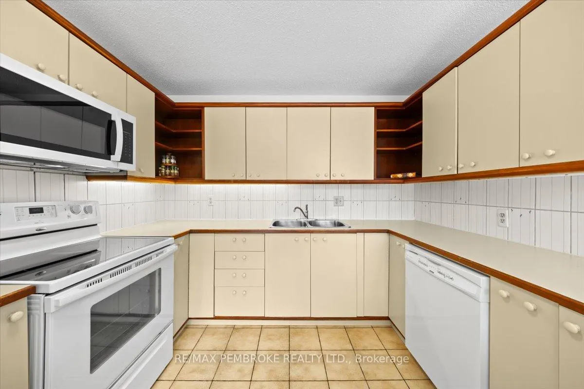 Photo 14 of 1235 Millburn Crescent, Ottawa, Cumberland Ridge — HOMEH