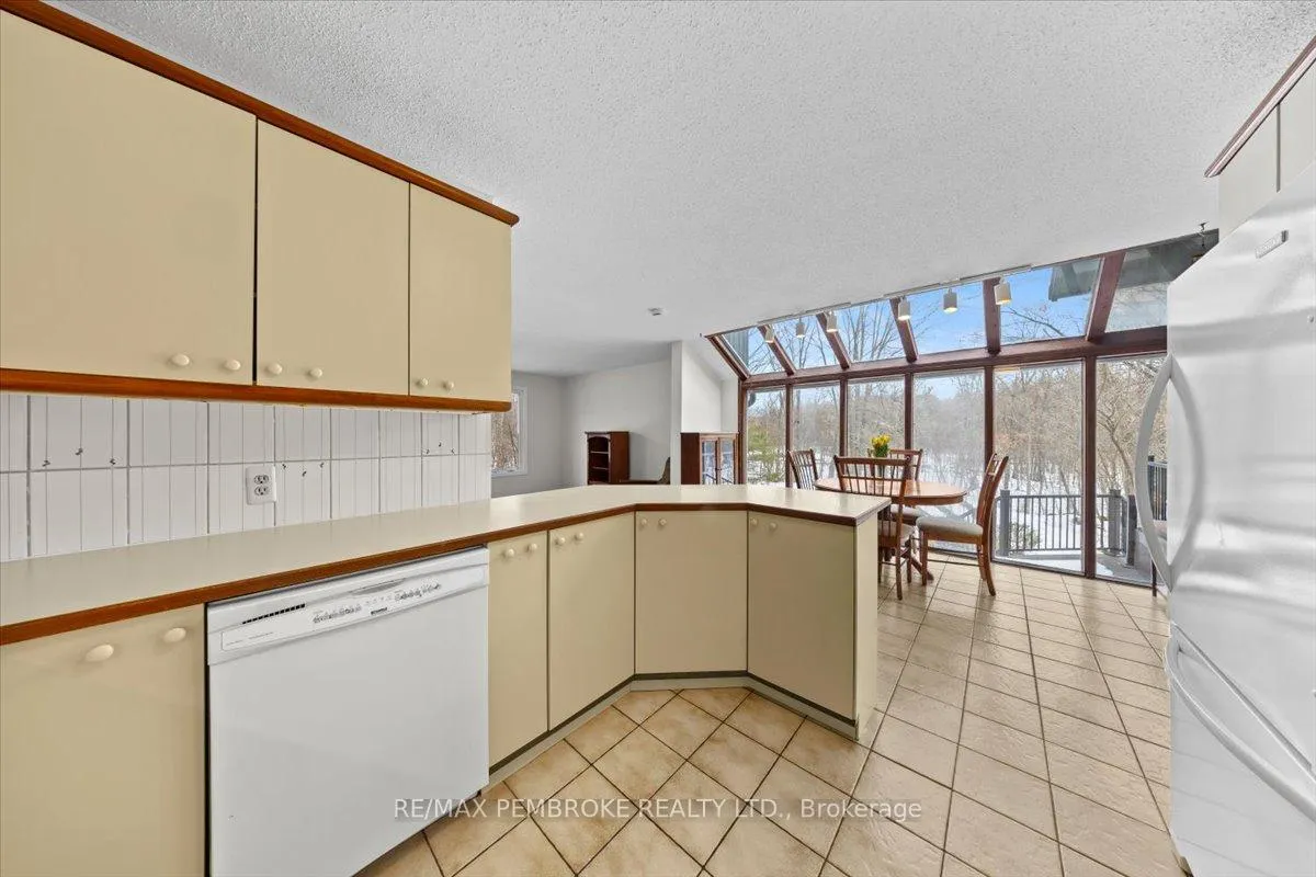 Photo 15 of 1235 Millburn Crescent, Ottawa, Cumberland Ridge — HOMEH