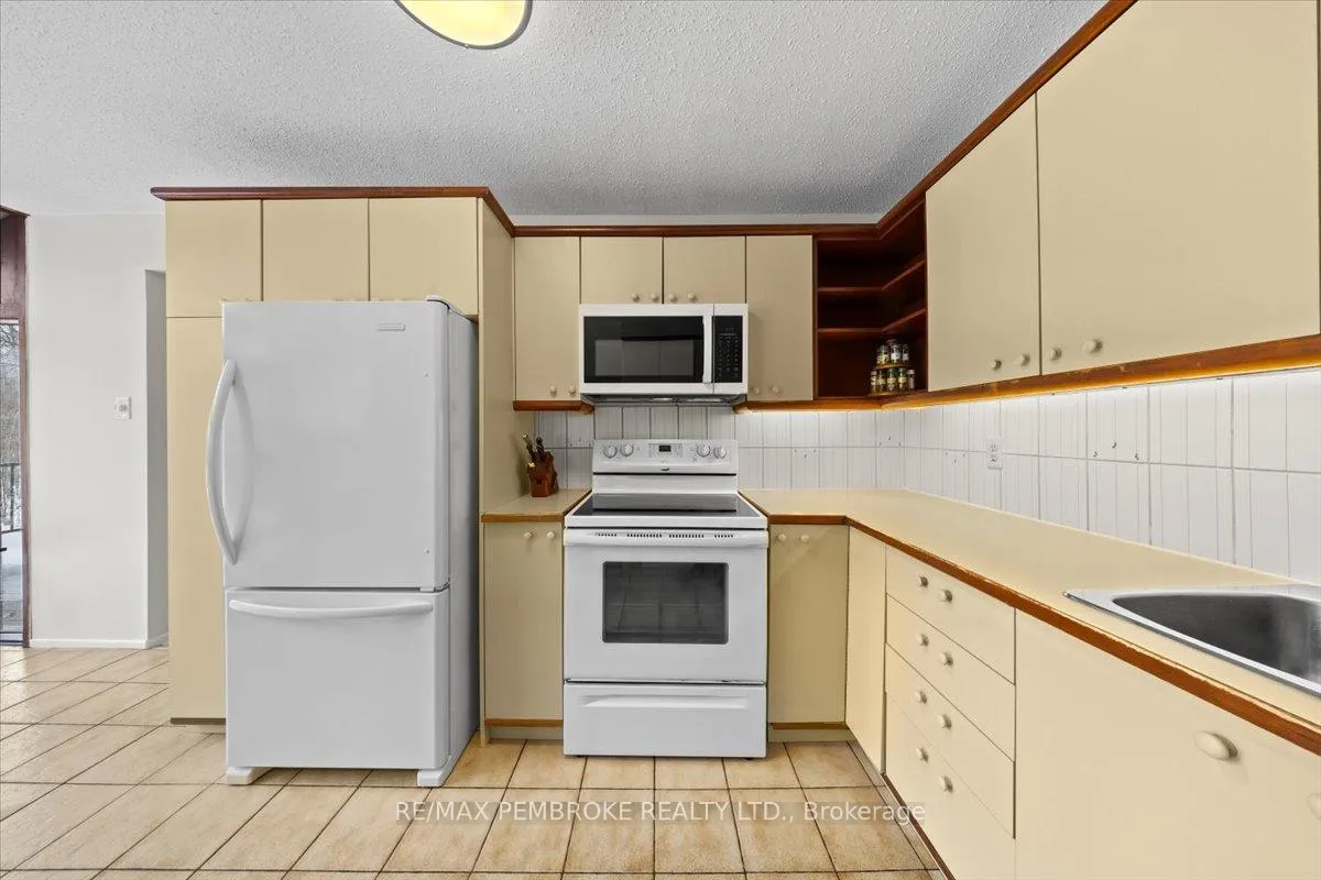 Photo 16 of 1235 Millburn Crescent, Ottawa, Cumberland Ridge — HOMEH