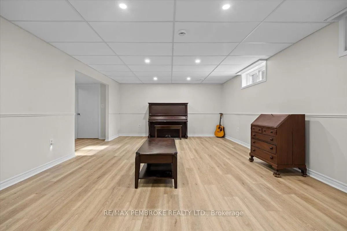 Photo 30 of 1235 Millburn Crescent, Ottawa, Cumberland Ridge — HOMEH