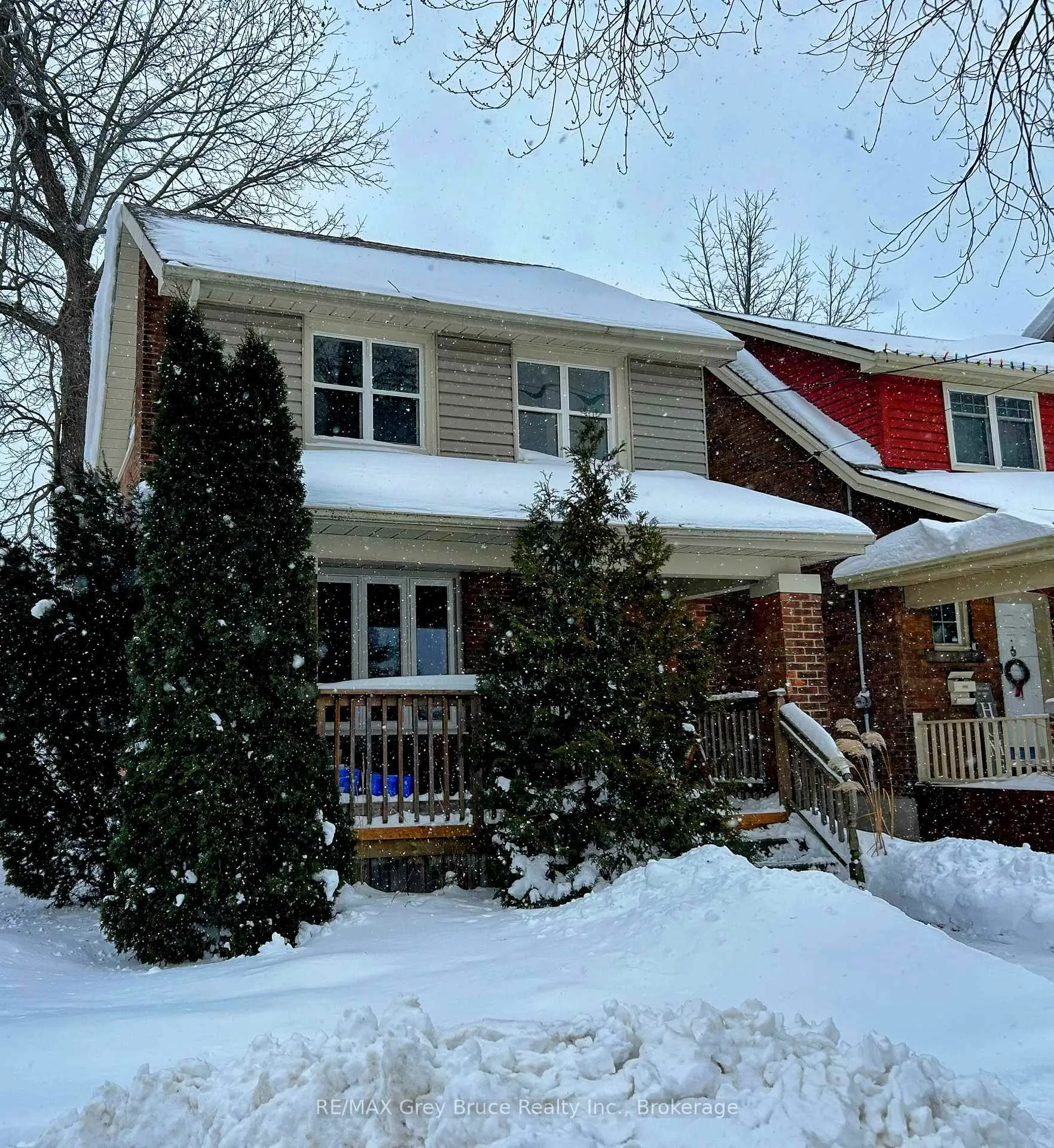 Front of 937 4th Avenue E