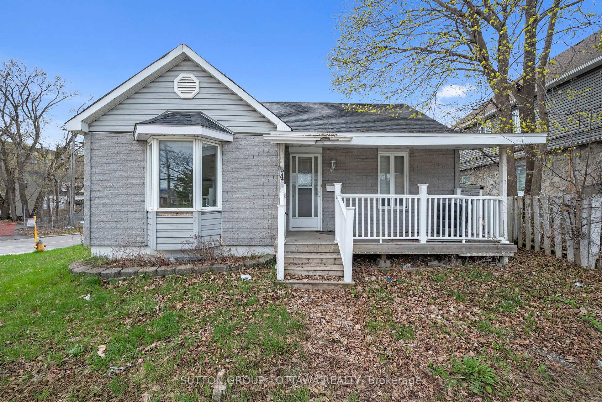 Front of 846 St Laurent Blvd Street