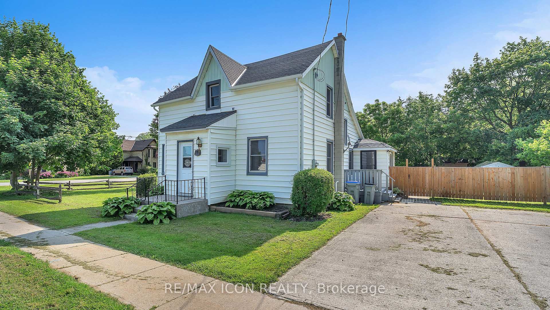 Photo 2 of 184 Catherine Street, North Middlesex, Parkhill — HOMEH
